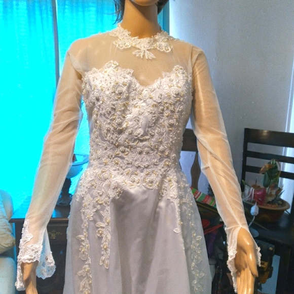 Wedding Dress - Picture 1 of 8